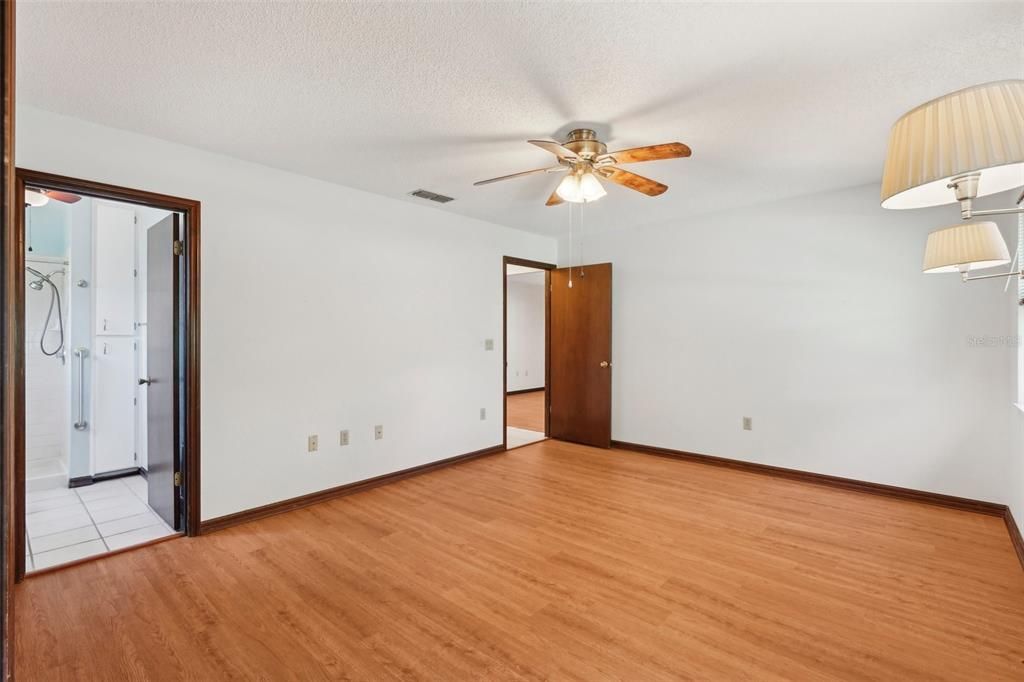 Activo con contrato: $185,000 (2 camas, 2 baños, 1374 Pies cuadrados)