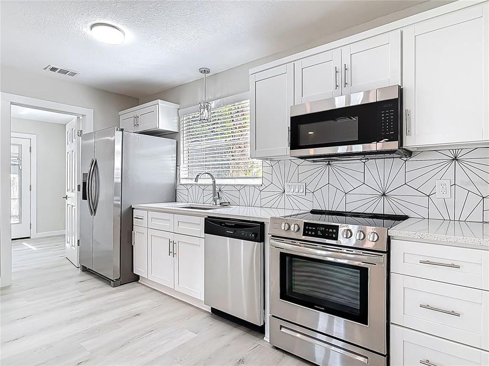 Active With Contract: $259,000 (2 beds, 2 baths, 1212 Square Feet)