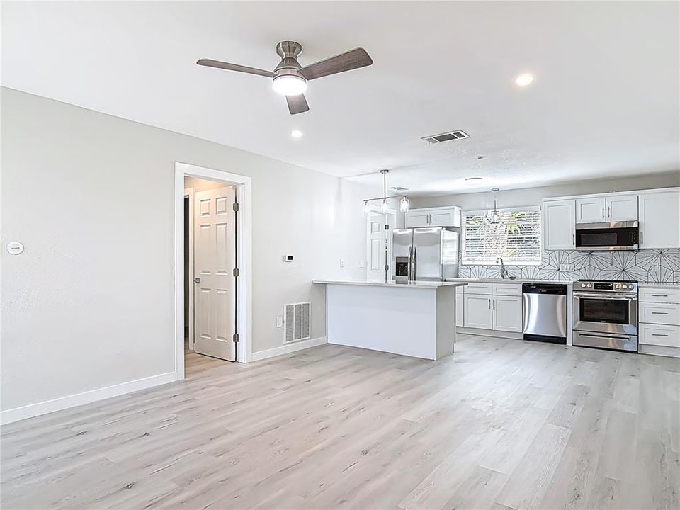 Active With Contract: $259,000 (2 beds, 2 baths, 1212 Square Feet)