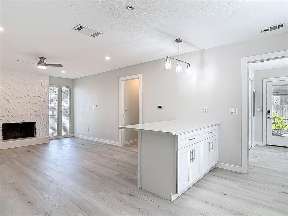 Active With Contract: $259,000 (2 beds, 2 baths, 1212 Square Feet)