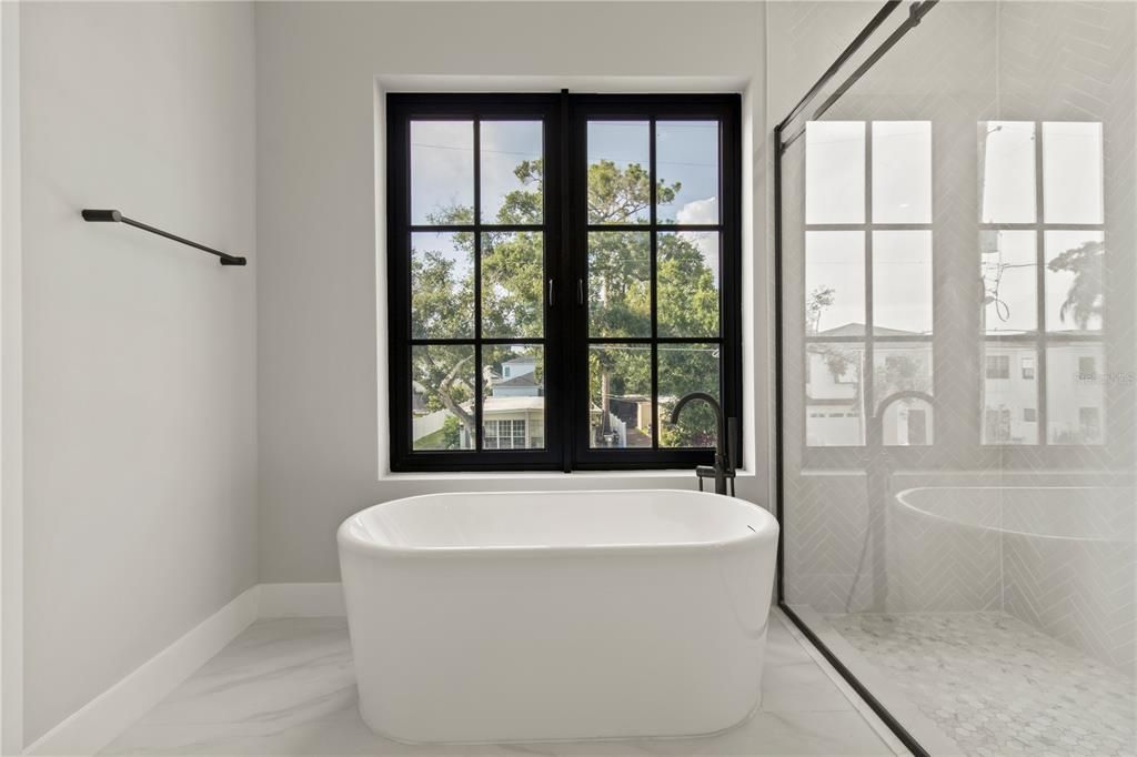 Под контрактом: $1,499,900 (5 спален, 4 ванн, 3246 Квадратных фут)