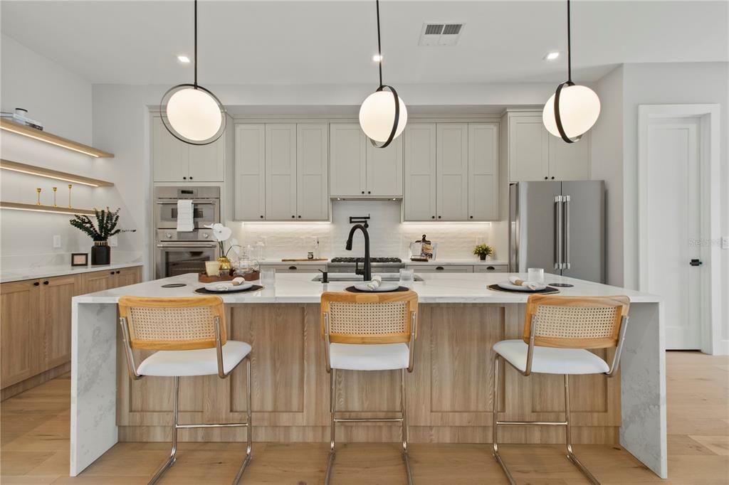 Под контрактом: $1,499,900 (5 спален, 4 ванн, 3246 Квадратных фут)