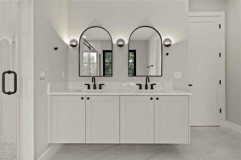 Под контрактом: $1,499,900 (5 спален, 4 ванн, 3246 Квадратных фут)