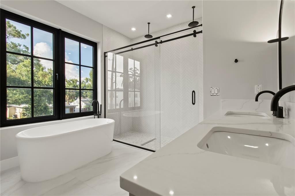 Под контрактом: $1,499,900 (5 спален, 4 ванн, 3246 Квадратных фут)