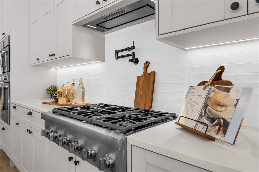 Под контрактом: $1,499,900 (5 спален, 4 ванн, 3246 Квадратных фут)