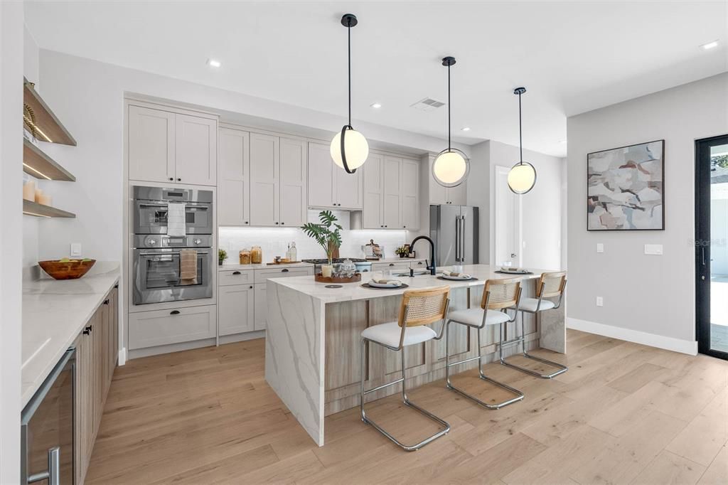 Под контрактом: $1,499,900 (5 спален, 4 ванн, 3246 Квадратных фут)