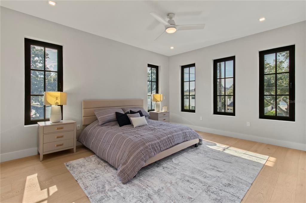 Под контрактом: $1,499,900 (5 спален, 4 ванн, 3246 Квадратных фут)