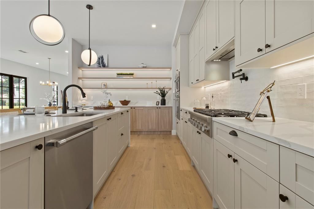 Под контрактом: $1,499,900 (5 спален, 4 ванн, 3246 Квадратных фут)