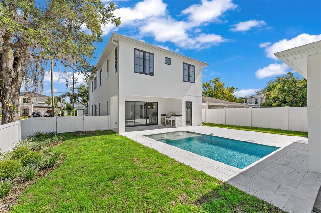 Под контрактом: $1,499,900 (5 спален, 4 ванн, 3246 Квадратных фут)