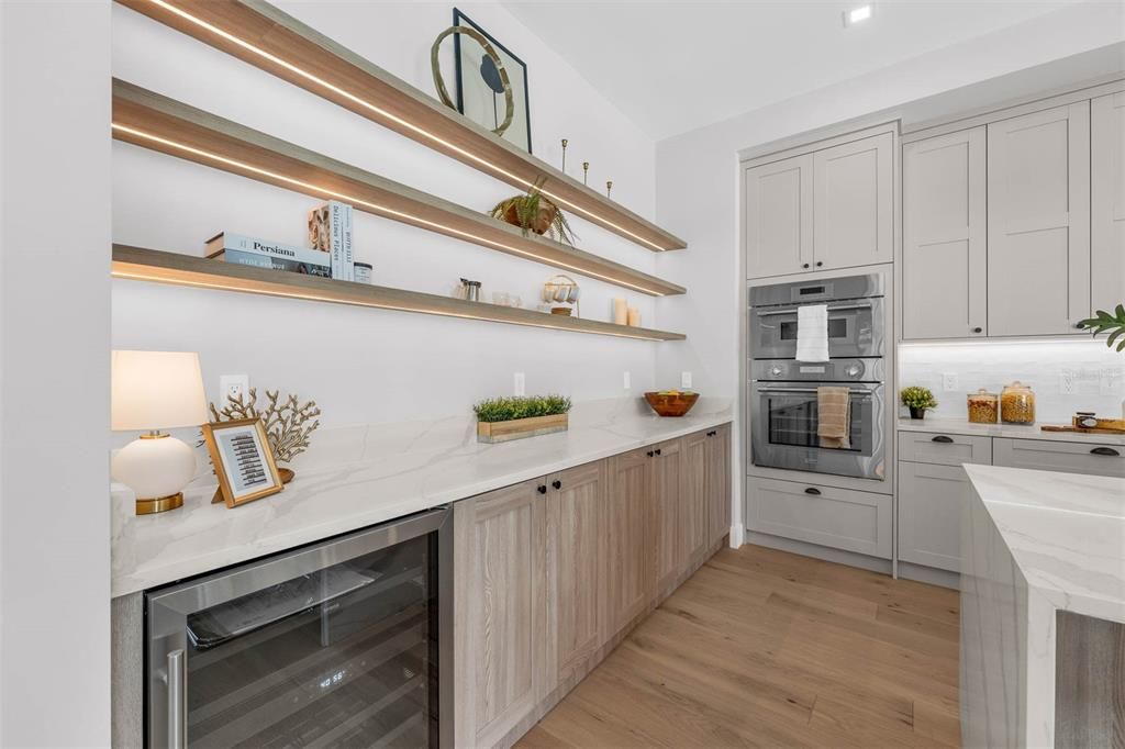 Под контрактом: $1,499,900 (5 спален, 4 ванн, 3246 Квадратных фут)