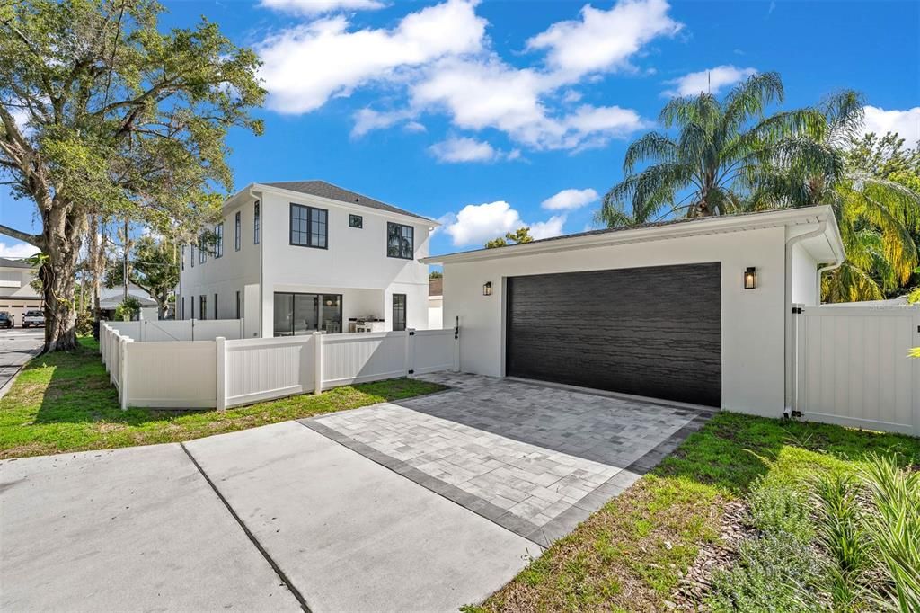 Под контрактом: $1,499,900 (5 спален, 4 ванн, 3246 Квадратных фут)