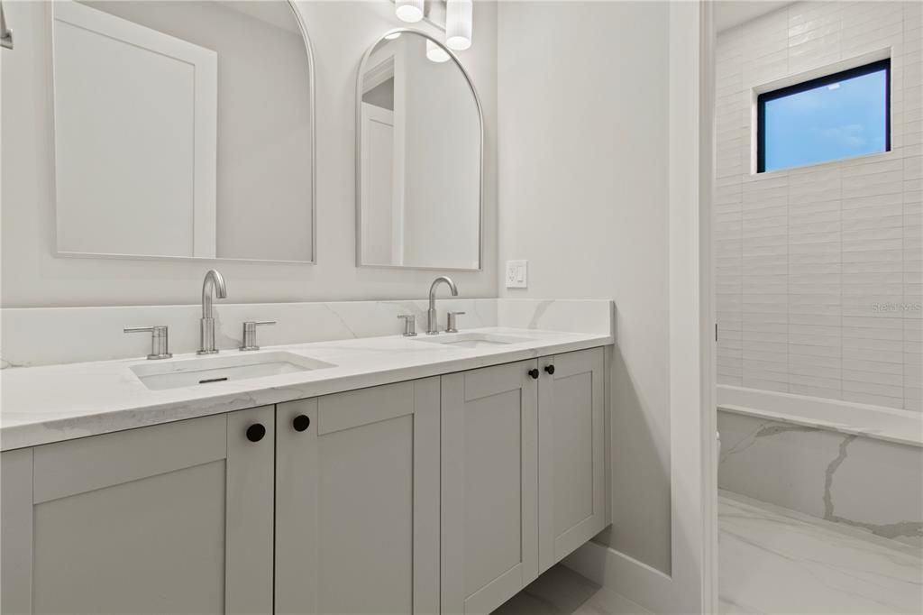 Под контрактом: $1,499,900 (5 спален, 4 ванн, 3246 Квадратных фут)