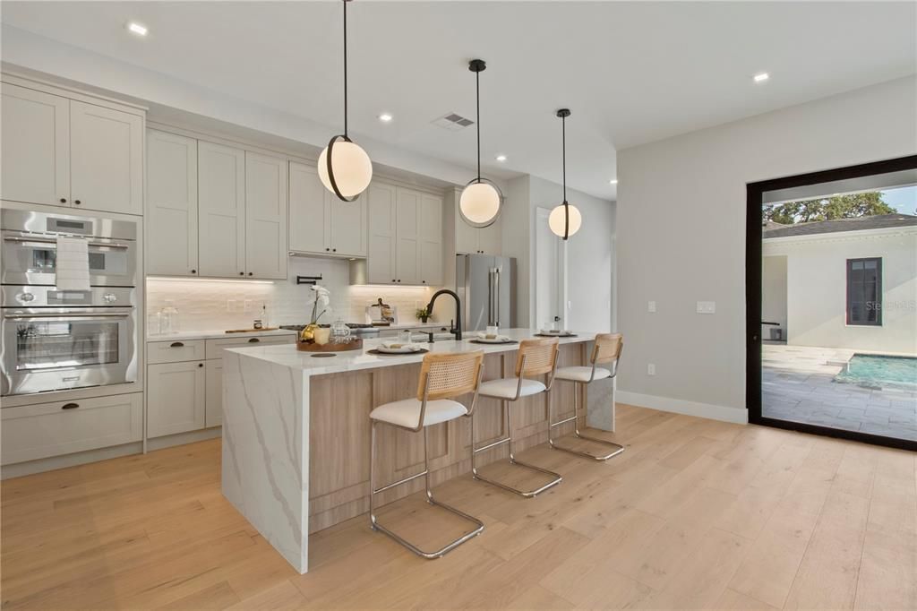 Под контрактом: $1,499,900 (5 спален, 4 ванн, 3246 Квадратных фут)