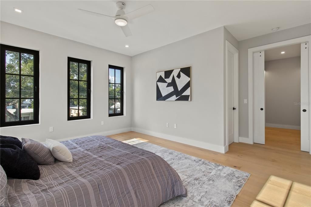 Под контрактом: $1,499,900 (5 спален, 4 ванн, 3246 Квадратных фут)