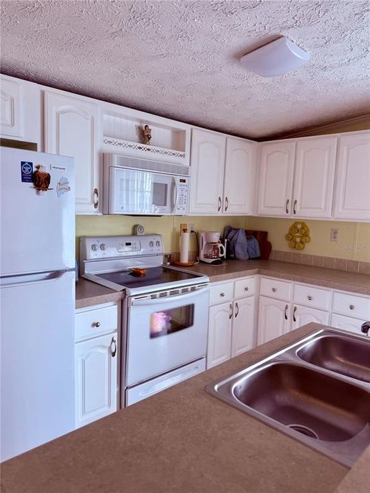 For Sale: $124,900 (2 beds, 2 baths, 960 Square Feet)