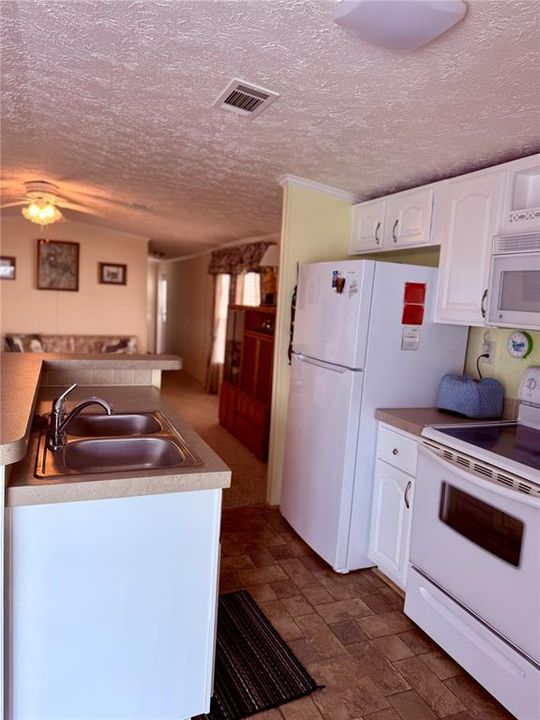 For Sale: $124,900 (2 beds, 2 baths, 960 Square Feet)