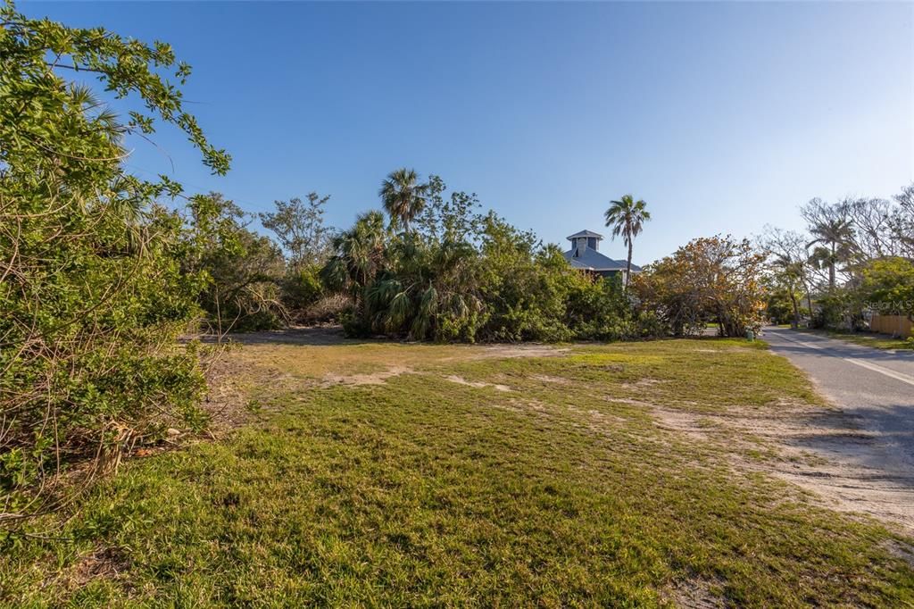 En Venta: $1,370,000 (0.41 acres)