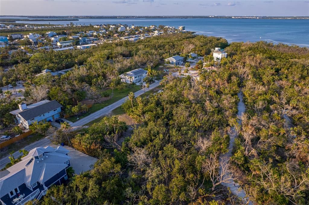 En Venta: $1,370,000 (0.41 acres)