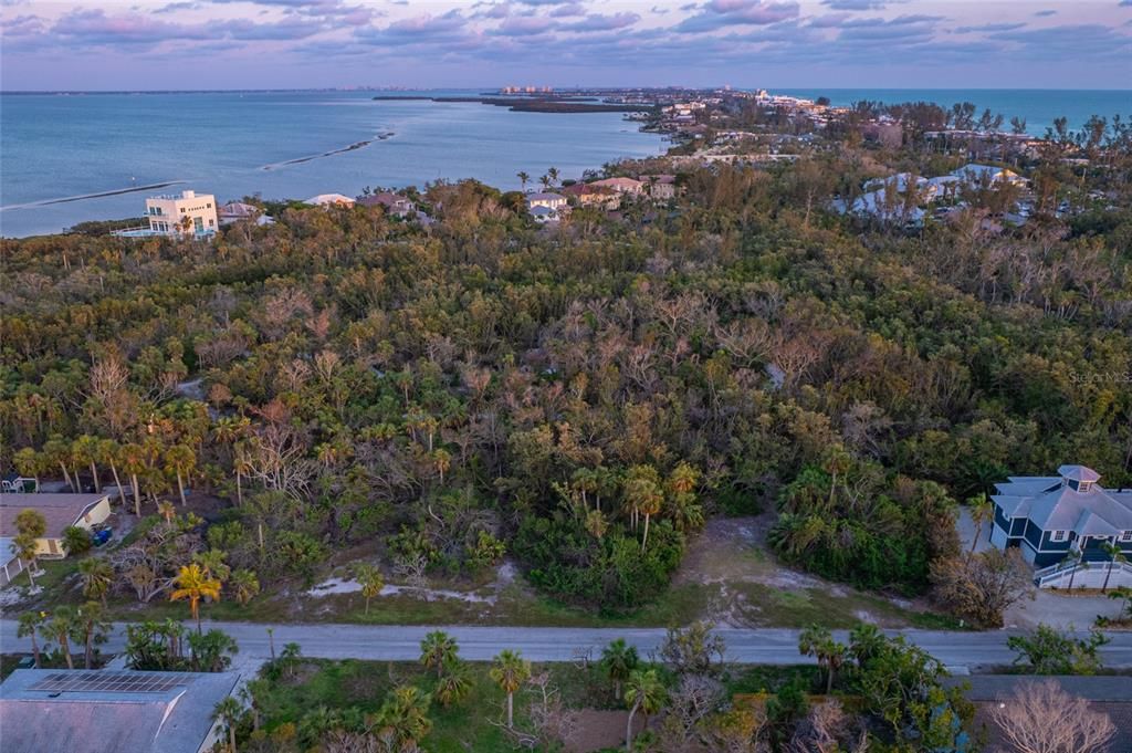 En Venta: $1,370,000 (0.41 acres)