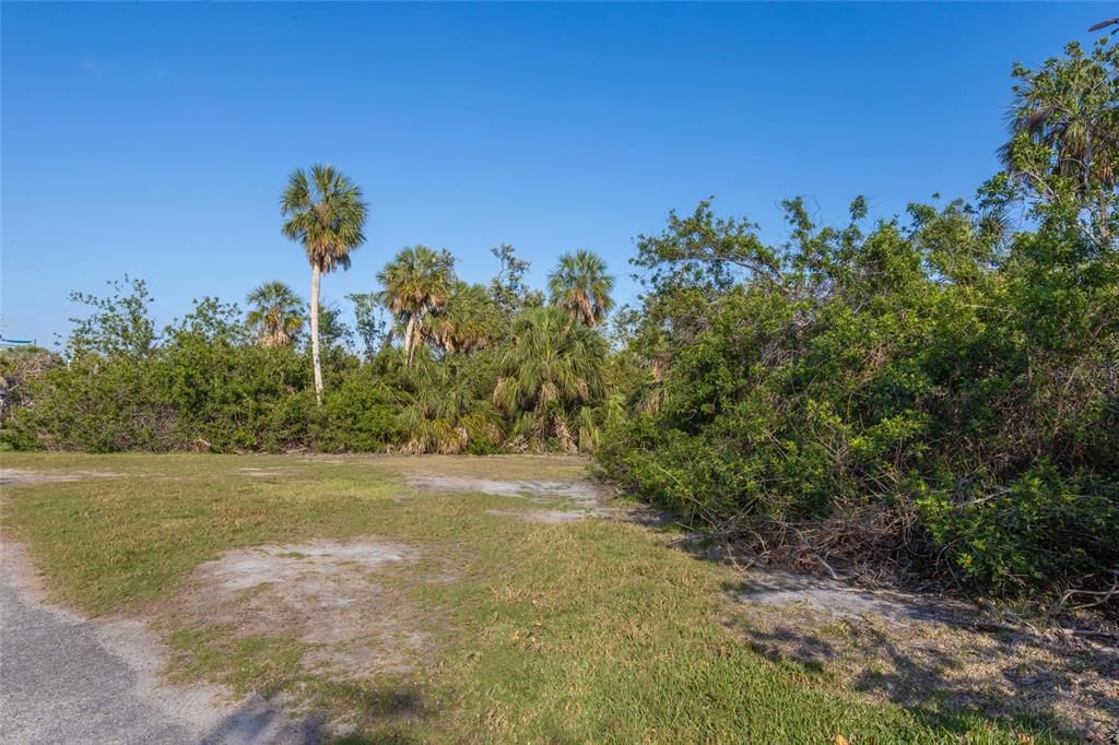 En Venta: $1,370,000 (0.41 acres)