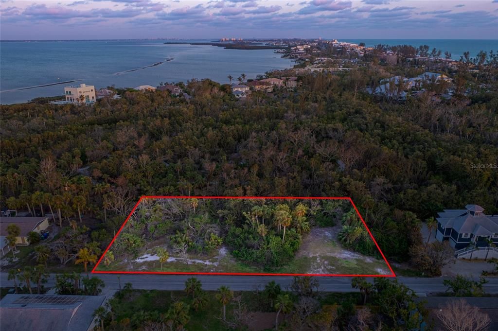 En Venta: $1,370,000 (0.41 acres)