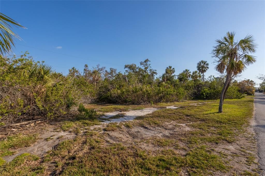 En Venta: $1,370,000 (0.41 acres)