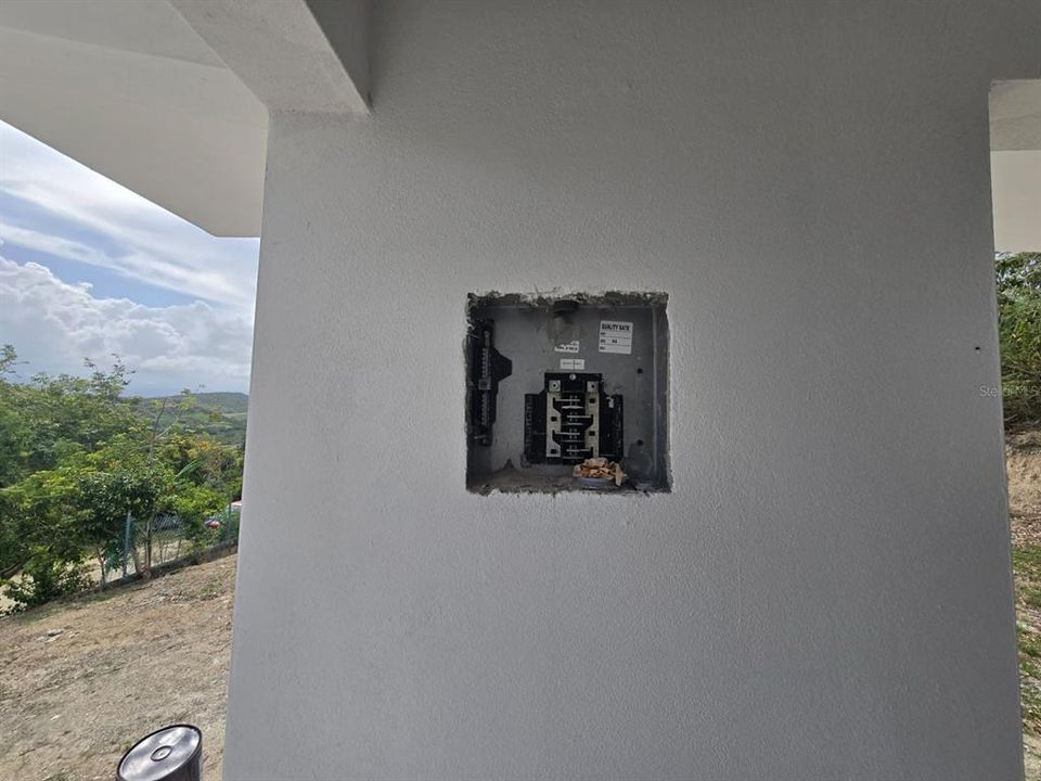 For Sale: $165,000 (3 beds, 3 baths, 2520 Square Feet)