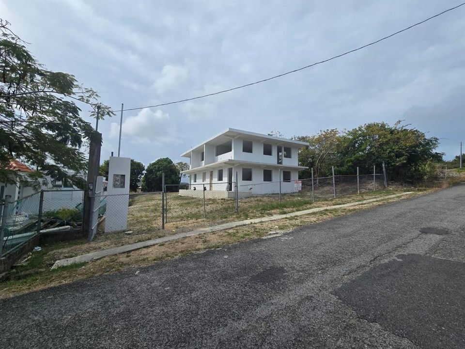 For Sale: $165,000 (3 beds, 3 baths, 2520 Square Feet)