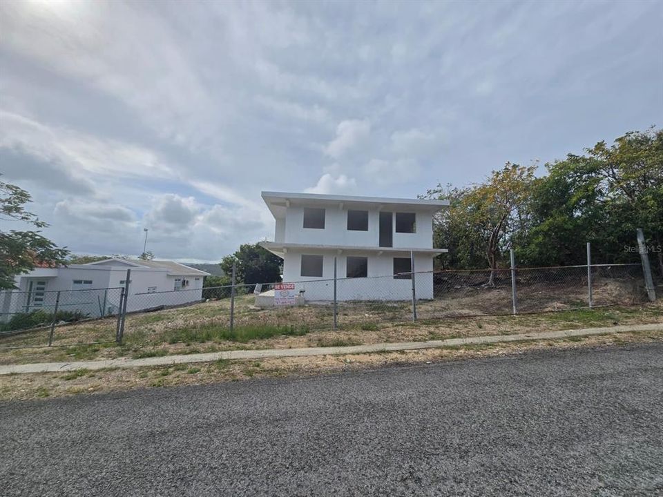 For Sale: $165,000 (3 beds, 3 baths, 2520 Square Feet)