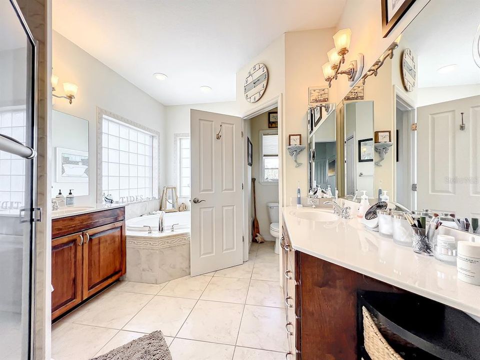 Под контрактом: $550,000 (3 спален, 3 ванн, 1948 Квадратных фут)