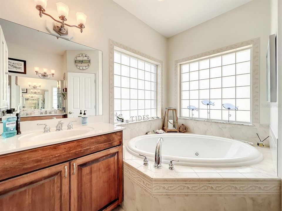 Под контрактом: $550,000 (3 спален, 3 ванн, 1948 Квадратных фут)