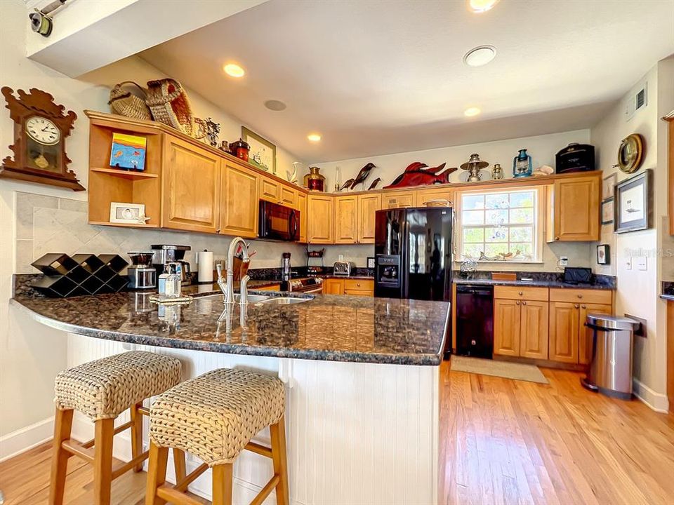 Под контрактом: $550,000 (3 спален, 3 ванн, 1948 Квадратных фут)