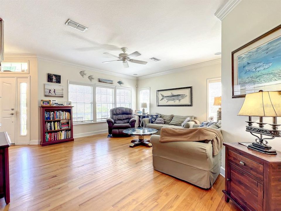 Под контрактом: $550,000 (3 спален, 3 ванн, 1948 Квадратных фут)