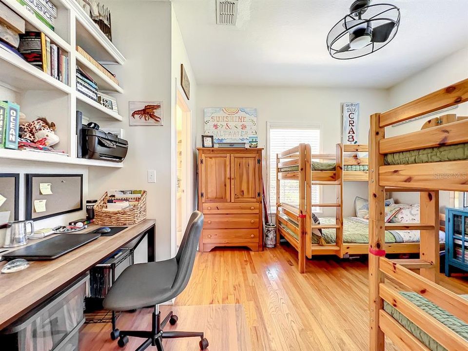 Под контрактом: $550,000 (3 спален, 3 ванн, 1948 Квадратных фут)