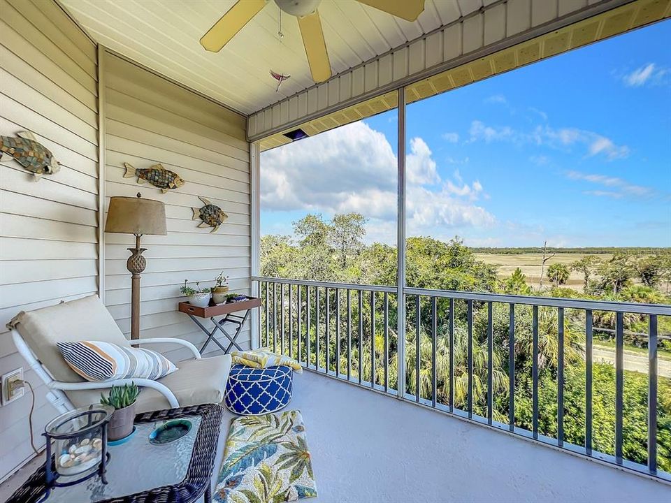 Под контрактом: $550,000 (3 спален, 3 ванн, 1948 Квадратных фут)