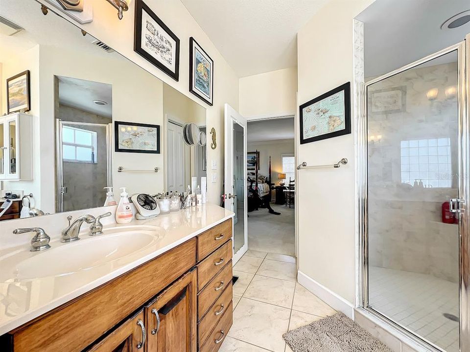 Под контрактом: $550,000 (3 спален, 3 ванн, 1948 Квадратных фут)