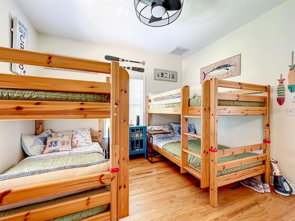 Под контрактом: $550,000 (3 спален, 3 ванн, 1948 Квадратных фут)