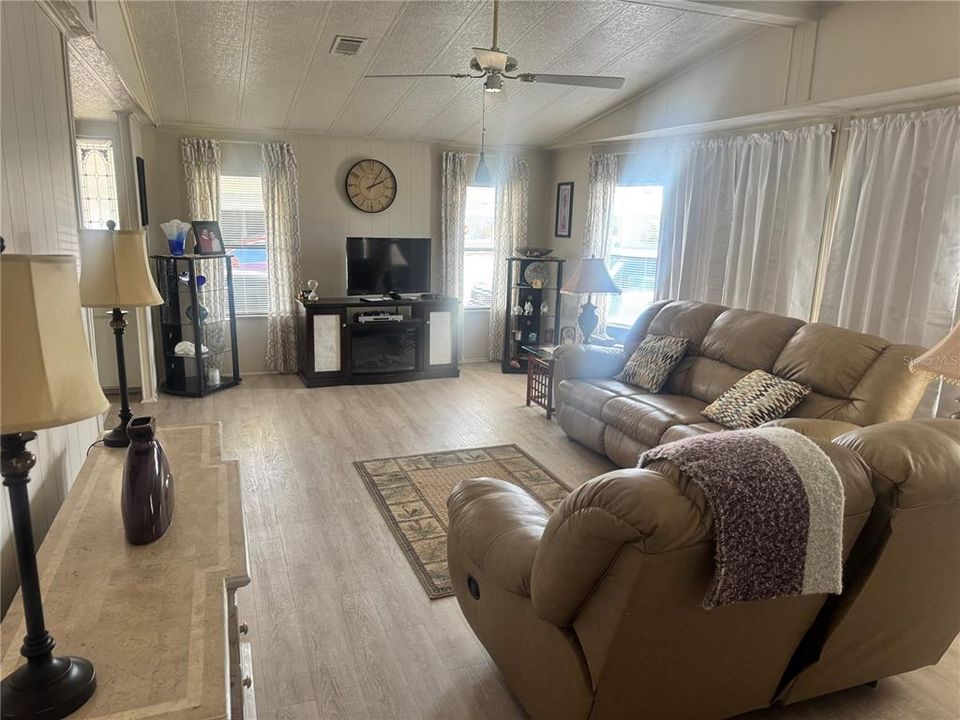 For Sale: $158,888 (2 beds, 2 baths, 1446 Square Feet)