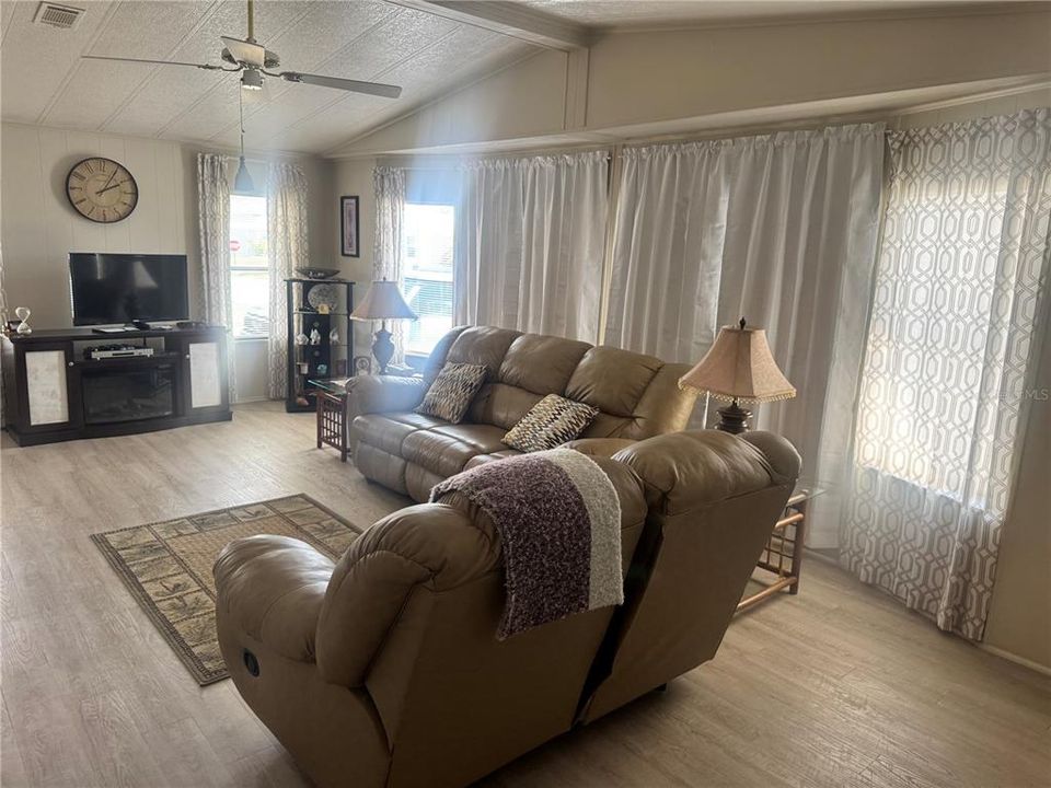 For Sale: $158,888 (2 beds, 2 baths, 1446 Square Feet)