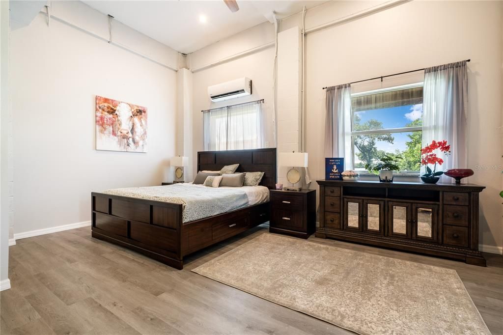 出租: $8,750 (5 贝兹, 3 浴室, 4092 平方英尺)