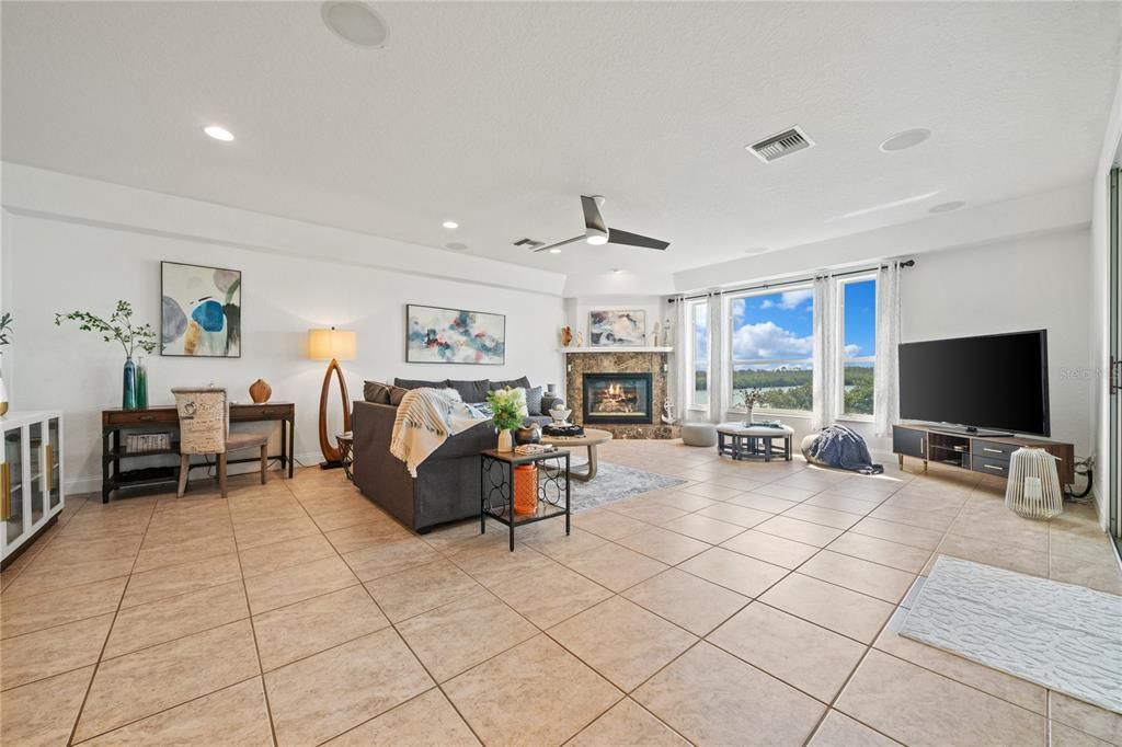 出租: $8,750 (5 贝兹, 3 浴室, 4092 平方英尺)