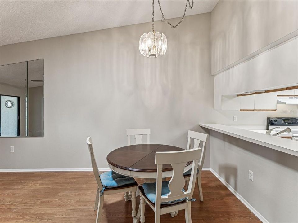 For Sale: $189,900 (2 beds, 2 baths, 895 Square Feet)