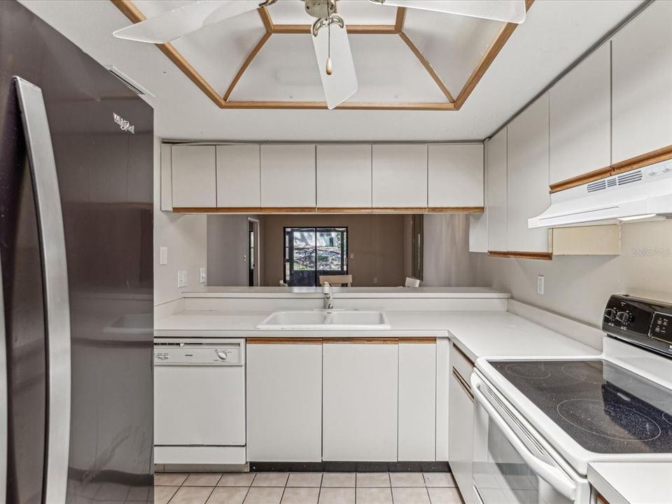 For Sale: $189,900 (2 beds, 2 baths, 895 Square Feet)