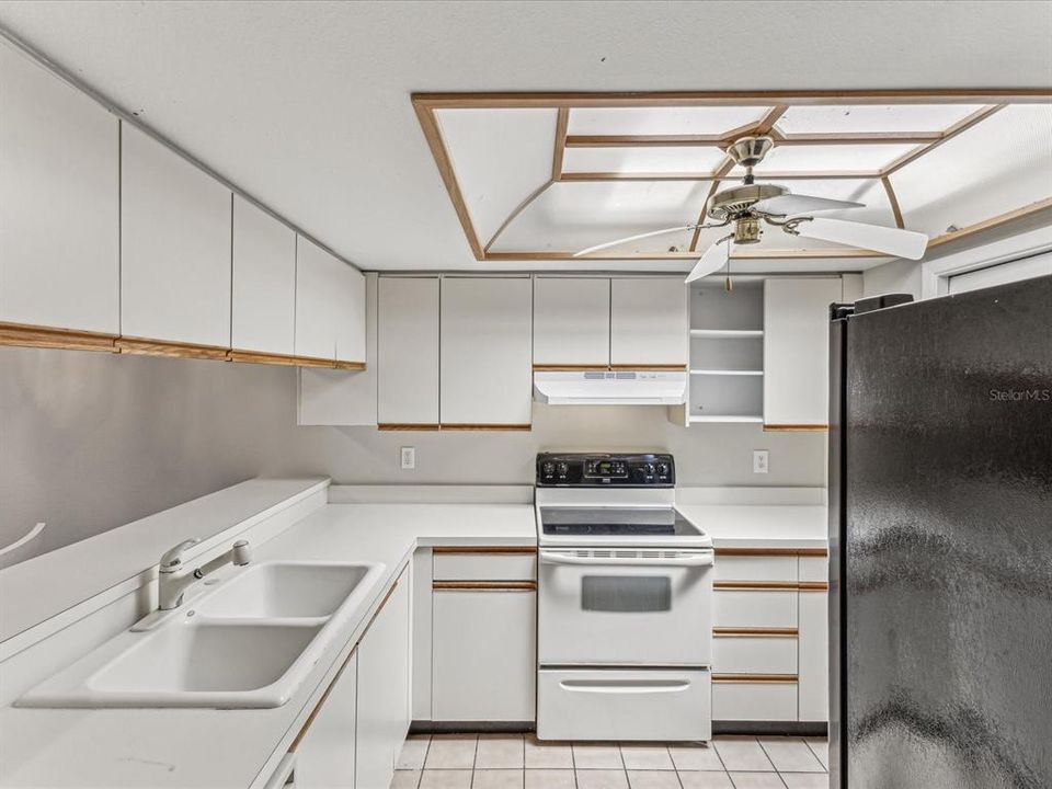 For Sale: $189,900 (2 beds, 2 baths, 895 Square Feet)