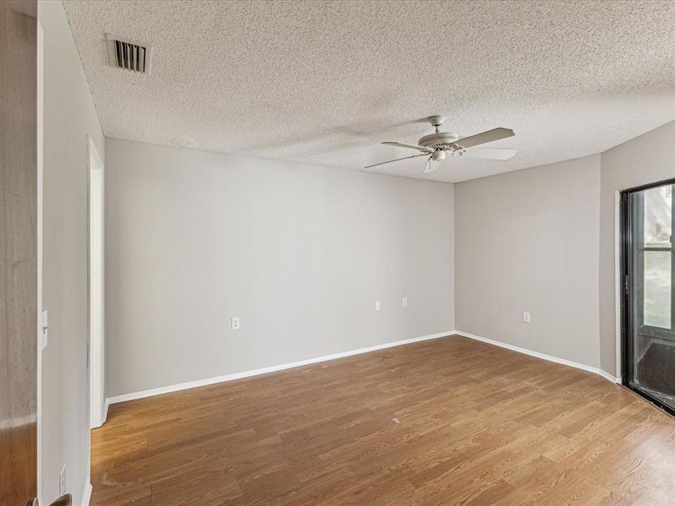 For Sale: $189,900 (2 beds, 2 baths, 895 Square Feet)