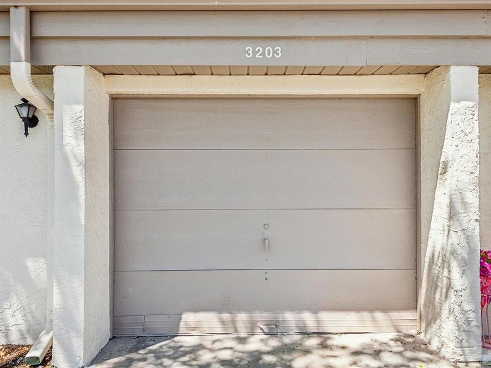 For Sale: $189,900 (2 beds, 2 baths, 895 Square Feet)