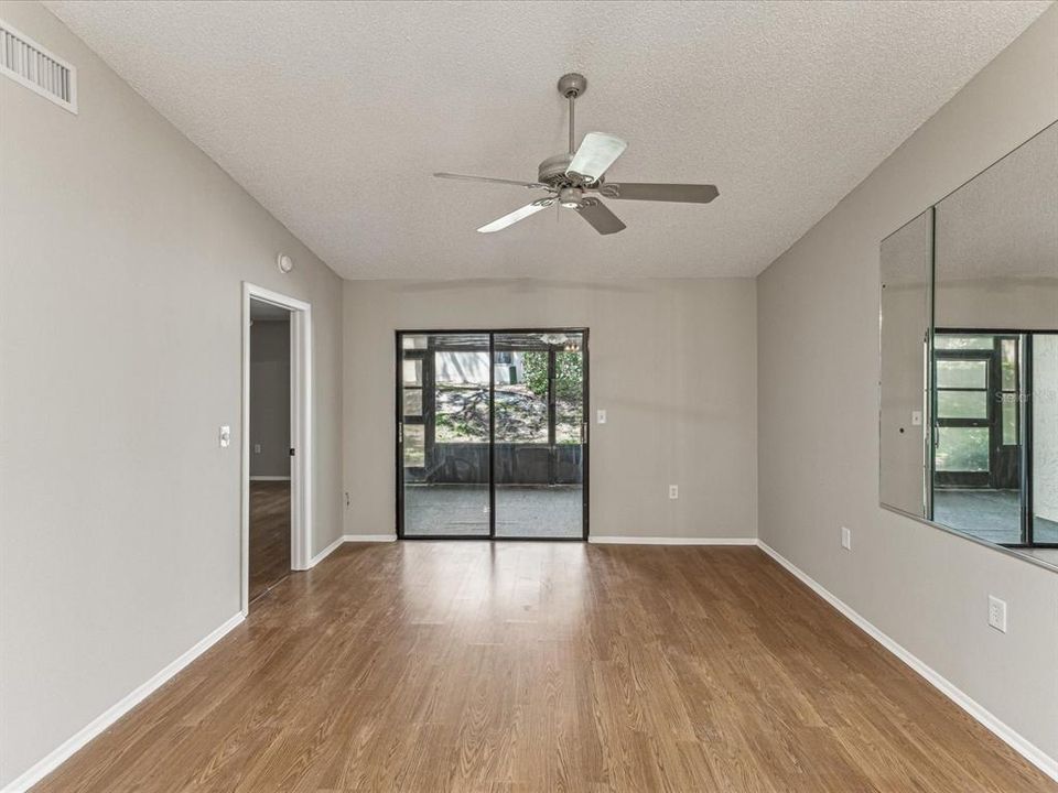 For Sale: $189,900 (2 beds, 2 baths, 895 Square Feet)