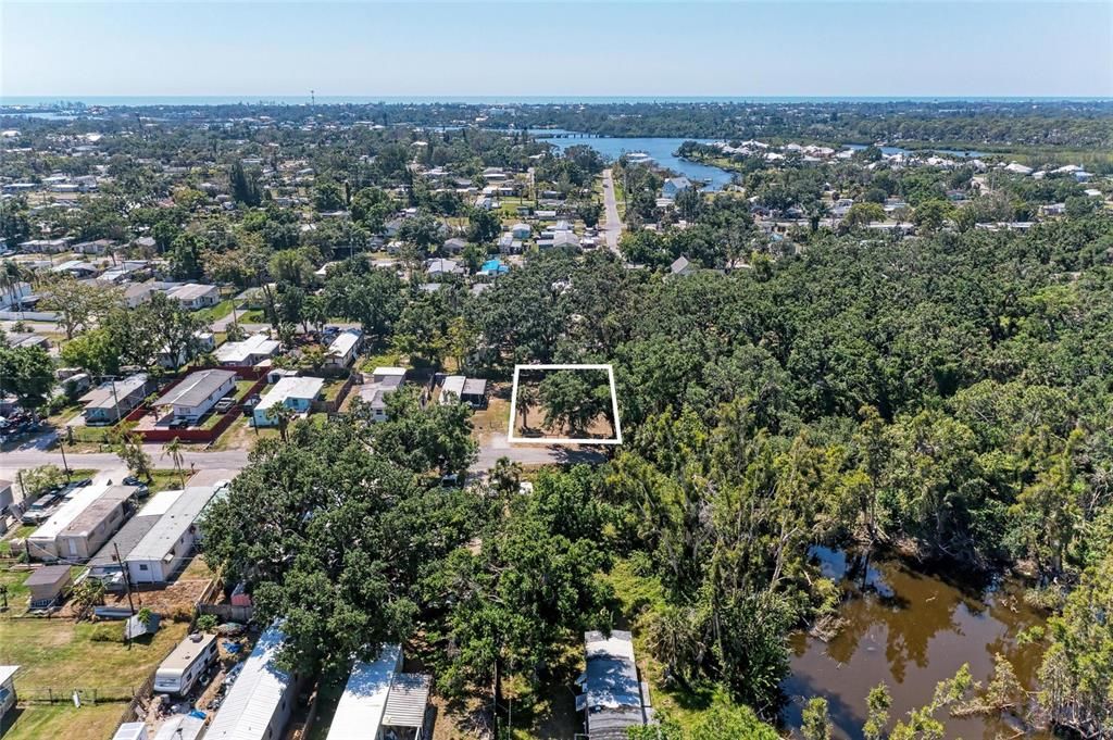 На продажу: $84,000 (0.14 acres)