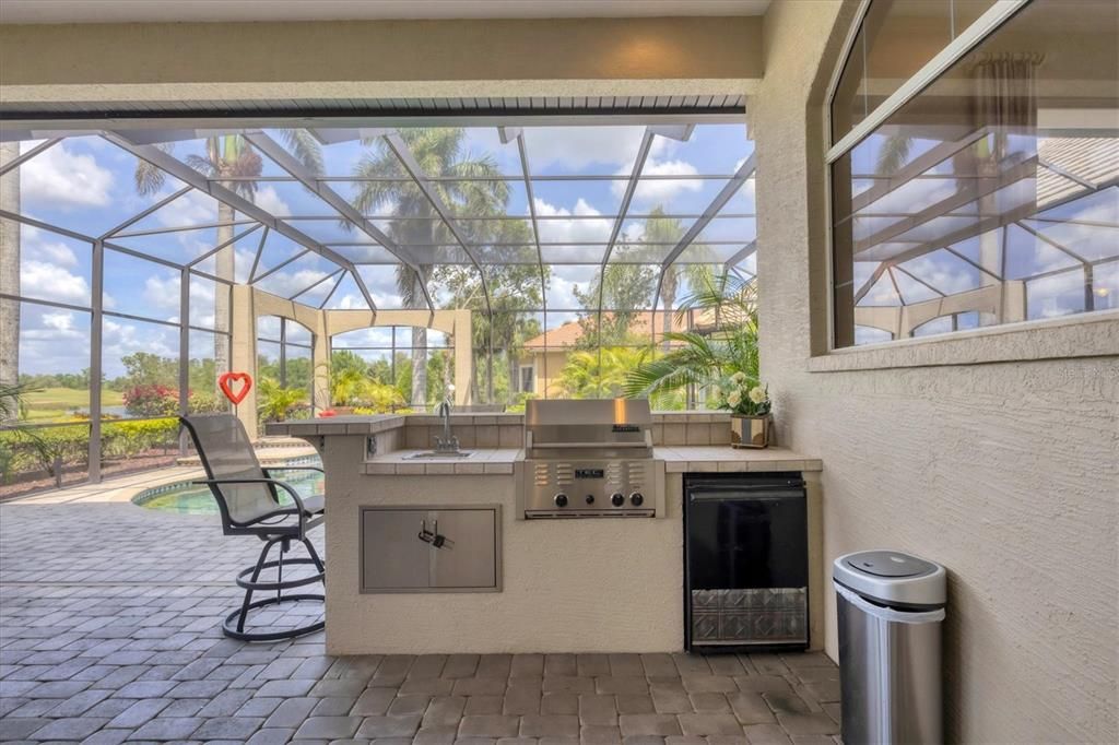 合同活跃: $2,490,000 (4 贝兹, 4 浴室, 4731 平方英尺)