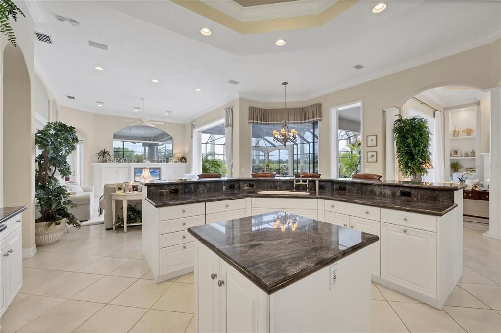 合同活跃: $2,490,000 (4 贝兹, 4 浴室, 4731 平方英尺)